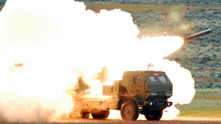 Pháo phản lực M142 HIMARS của Mỹ thể hiện uy lực trên thao trường